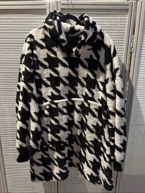Cozy Houndstooth Sherpa Hoodie - Black & White